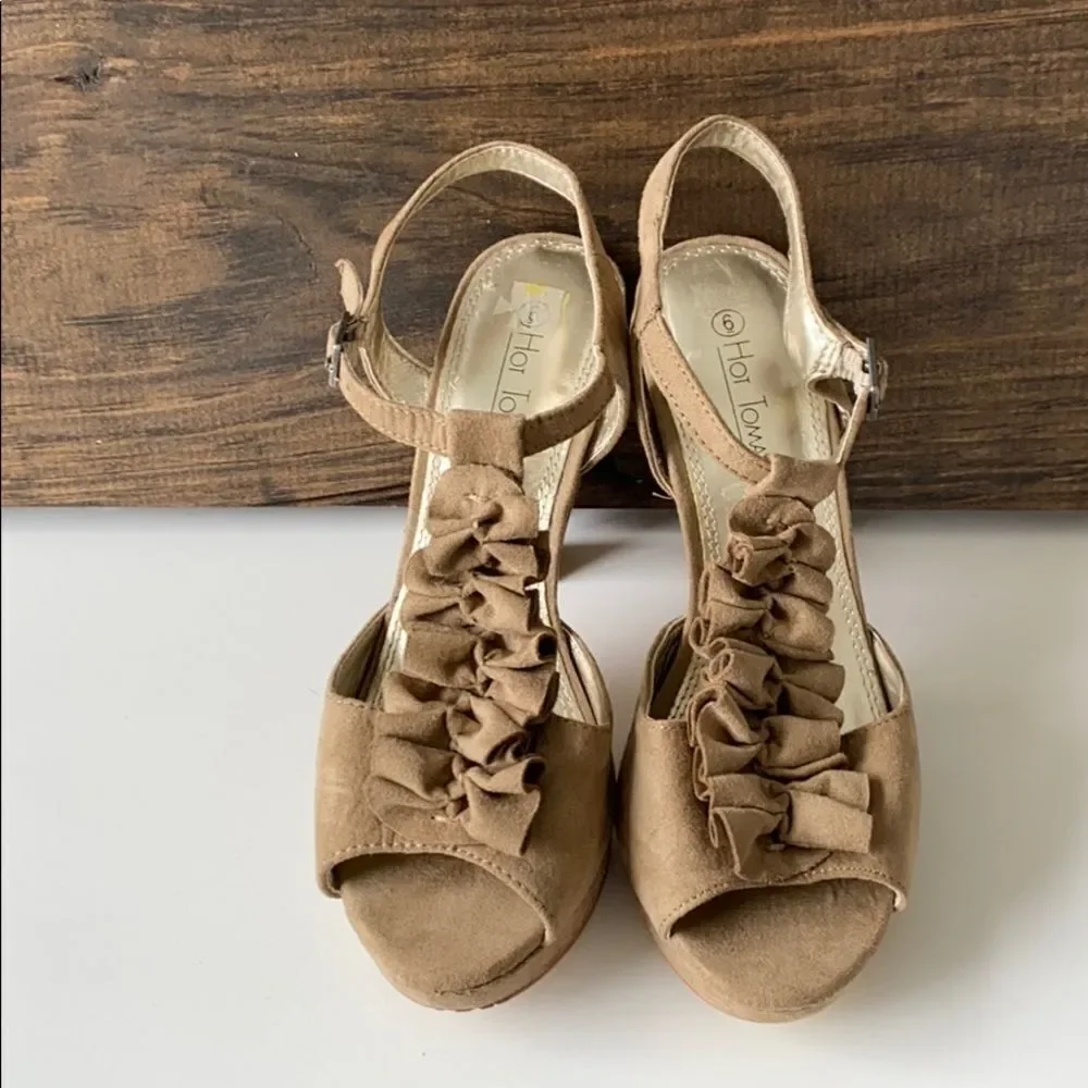 💙Hot Tomato Rylie Suede Look‎ Platform Heel Beige 6